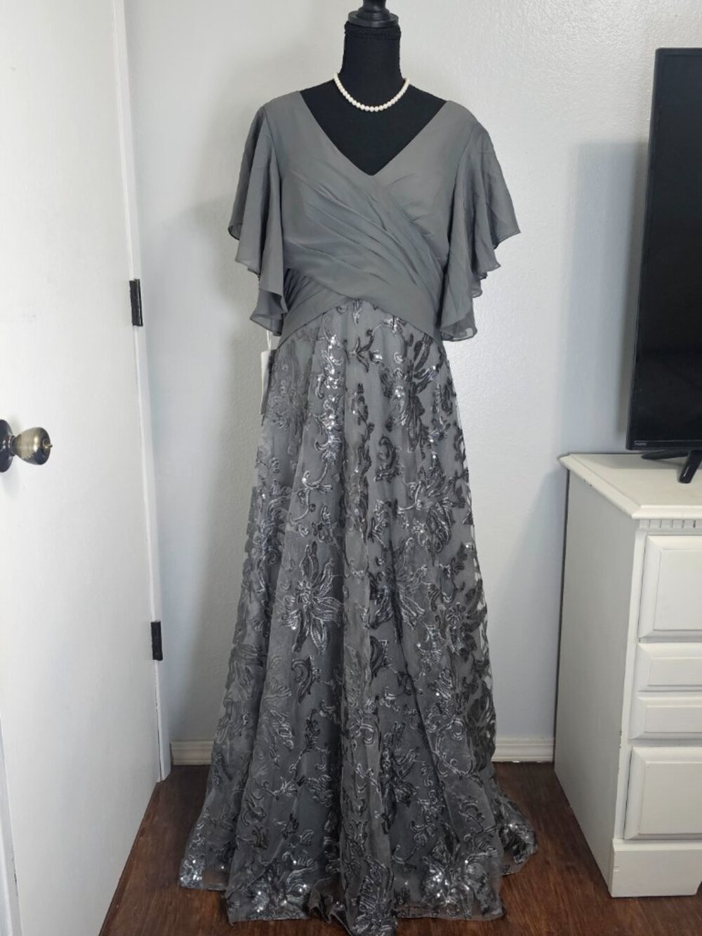 JJās House Gray Sequined Maxi Wedding Formal Gown ā Flutter Sleeve Size 12 NEW - Picture 2 of 5